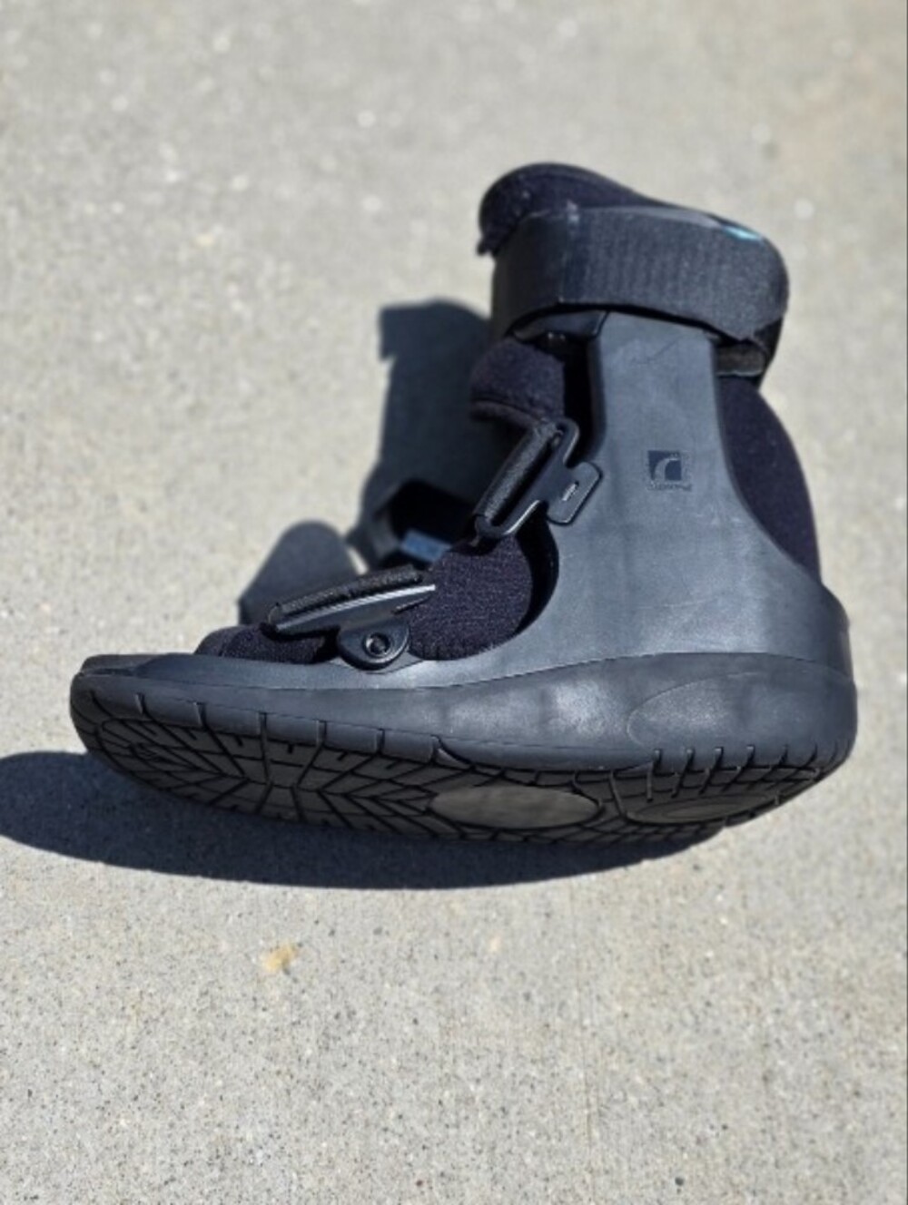 OSSUR EQUALIZER WALKER LOW TOP Foot Brace. Color Black. Has wear see pictures.